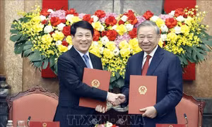 Bàn giao công tác giữa Tổng Bí thư, Chủ tịch nước Tô Lâm và nguyên Chủ tịch nước Lương Cường