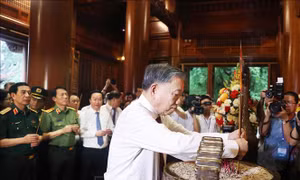 Tổng Bí thư Tô Lâm dâng hương tưởng nhớ Chủ tịch Hồ Chí Minh tại Nghệ An