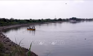 Bị ngã từ sà lan, một người bị nước sông Trà Lý cuốn trôi mất tích