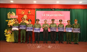 Khen thưởng lực lượng triệt phá đường dây vận chuyển hàng trăm kg ma túy từ nước ngoài vào Việt Nam