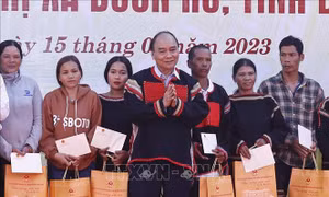 Chủ tịch nước thăm, tặng quà người có hoàn cảnh khó khăn tại Đắk Lắk