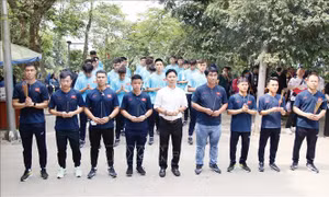 Đội tuyển U17 Việt Nam dâng hương tưởng niệm các Vua Hùng