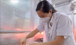 Ngày Thầy thuốc Việt Nam 27/2: Nữ y sĩ trẻ nặng lòng với bệnh nhân nghèo