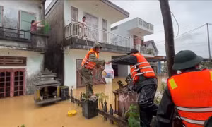 Những suất cơm nghĩa tình giữa tâm lũ
