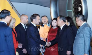 Tổng thống Pháp Emmanuel Macron và Phu nhân đến Hà Nội, bắt đầu thăm cấp Nhà nước tới Việt Nam