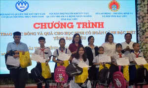 Trao học bổng và quà tặng tiếp sức học sinh có hoàn cảnh khó khăn 