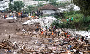 Tìm kiếm trên 80 người mất tích trong vụ lở đất tại Indonesia