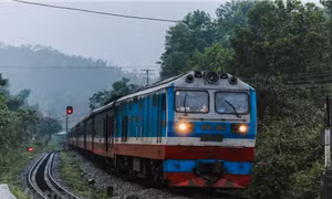 Đường sắt Bắc - Nam dỡ phong tỏa sau khi di dời quả bom