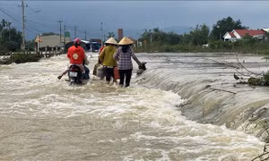 Lũ lụt gây sụt cầu, cô lập nhiều khu dân cư tại Bình Định