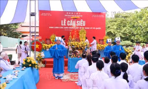 Cầu siêu tưởng niệm các Anh hùng liệt sĩ tại Công viên Lê Thị Riêng