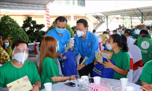 Ấm lòng người lao động đón Tết xa nhà