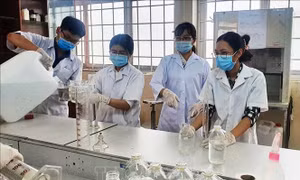 Tình người tại 'điểm nóng' ở Tiền Giang