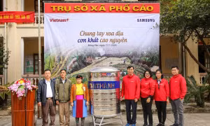 Báo VietnamPlus tặng quà cho đồng bào vùng cao thiếu nước ở Hà Giang