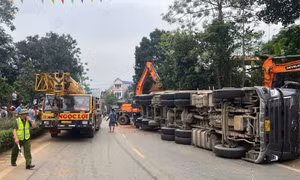Xe tải chở đất lật nghiêng đè trúng ô tô 4 chỗ làm 2 người tử vong