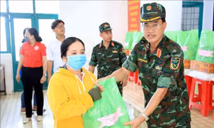 Lực lượng vũ trang Quân khu 9 tặng quà cho hộ nghèo tại Vĩnh Châu, Sóc Trăng