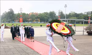 Phó Chủ tịch nước Lào Pany Yathotou vào Lăng viếng Chủ tịch Hồ Chí Minh