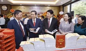 Chủ tịch Quốc hội dự lễ giới thiệu sách của nguyên Chủ tịch nước Lương Cường