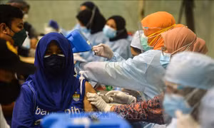 Người dân Indonesia vẫn tập trung cầu nguyện bất chấp dịch bệnh