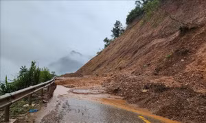 Mở đường vận chuyển lương thực, thực phẩm cho người dân bị cô lập do sạt lở