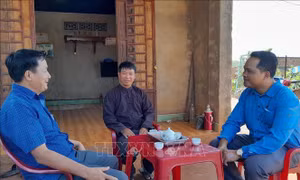 Người có uy tín - cầu nối vững chắc ý Đảng, lòng dân