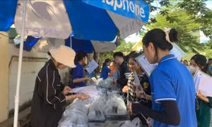 Những suất cơm nghĩa tình ấm lòng sĩ tử vùng cao