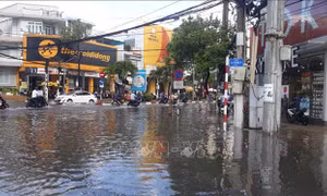 Mưa lớn, nhiều tuyến đường nội ô TP Bạc Liêu ngập nặng