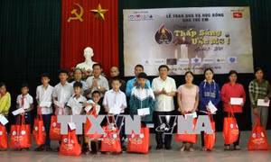 Trao tặng 100 suất học bổng cho học sinh nghèo, mồ côi, vượt khó học giỏi