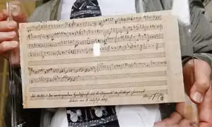Đấu giá lá thư viết tay của Vua Henry VIII và bản nhạc viết hồi trẻ của Mozart