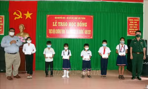 Trao 200 suất học bổng cho học sinh nghèo vùng biên giới biển