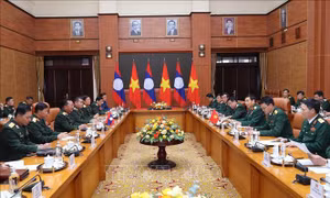 Bộ trưởng Bộ Quốc phòng Lào thăm chính thức Việt Nam