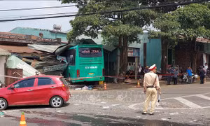 Xe khách đâm vào nhà dân ở Pleiku khiến 2 người tử vong, nhiều người bị thương