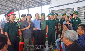Phó Thủ tướng Trần Hồng Hà thăm hỏi ngư dân cửa biển Sông Đốc