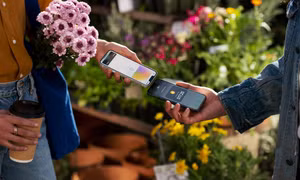 Apple chia sẻ công nghệ 'chạm để thanh toán'