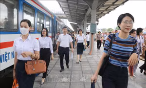 Ngày đầu Hải Phòng thí điểm đưa đón cán bộ, công chức đi làm bằng tàu hỏa