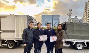 Tổng lãnh sự quán Việt Nam tại Osaka tiếp tục trao hàng hỗ trợ người dân chịu ảnh hưởng động đất