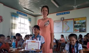 Tuyên dương học sinh lớp 5 nhặt được vàng rơi, trả lại người mất