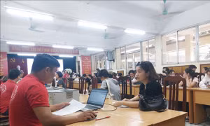 Nhập học lớp 10 tại Hà Nội: Nhiều phụ huynh tới trường nộp hồ sơ trực tiếp