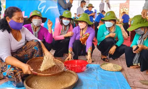 Đồng bào Khmer ở Cần Thơ vui Tết quân dân