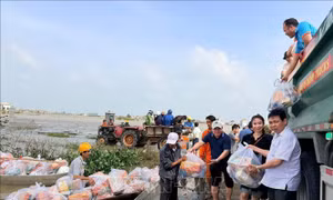 Trong tâm cơn 'đại hồng thủy' - Bài 3: Nước lũ rút, tình người dâng cao