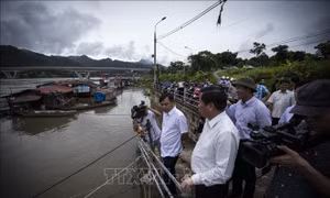 Làng chài an toàn khi Nhà máy thủy điện Hòa Bình xả lũ