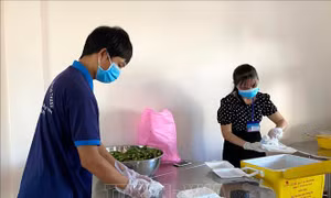 Những bếp ăn nghĩa tình ấm lòng trong mùa dịch