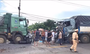 Gia Lai: Ô tô con lọt giữa hai đầu xe tải, 3 người tử vong tại chỗ