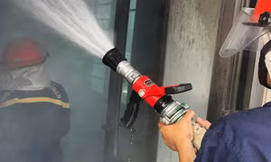 Dập tắt vụ cháy nhà trọ, giải cứu người mắc kẹt trong thang máy