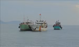 Tàu kiểm ngư lai dắt hai tàu cá gặp nạn vào bờ