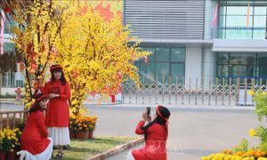 Người dân Vĩnh Long vui tươi, phấn khởi đón xuân mới