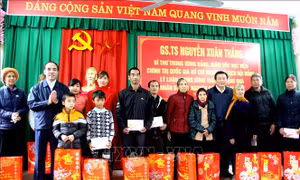 Giám đốc Học viện Chính trị Quốc gia Hồ Chí Minh tặng quà gia đình chính sách tại Tuyên Quang