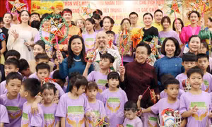 Phu nhân Ngô Phương Ly và Phu nhân Naly Sisoulith thăm Làng trẻ em Birla Hà Nội
