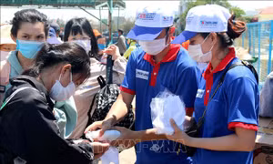 Hỗ trợ thí sinh huyện đảo Phú Quý vào đất liền dự thi tốt nghiệp THPT