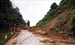 Đèo Đại Ninh (Lâm Đồng) thông xe trở lại sau nhiều giờ gián đoạn vì sạt lở