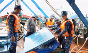 Liên tiếp phát hiện hai tàu cá vận chuyển dầu trái phép trên biển